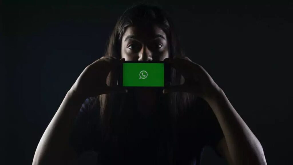 Mulher com celular na boca